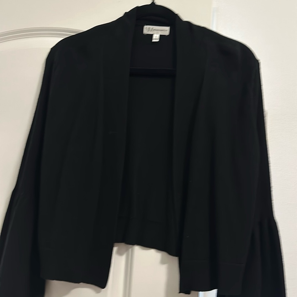 Light cropped bell sleeve sweater. No buttons Black